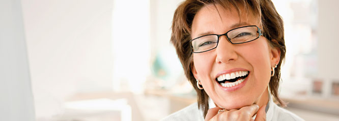 Lachende Frau mit Brille